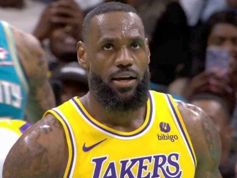 NBA/詹皇壓肩過人起飛完成霸氣強力灌籃,球迷驚呼:「這你跟我說 39 歲?」