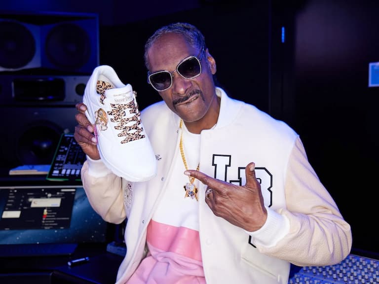 嘻哈教父Snoop Dogg 史努比狗狗教你怎麼玩！ 嘻哈玩家都要來雙 SKECHERS X DR.BOMBAY，瞬間帶你進入超 Chill 狀態！