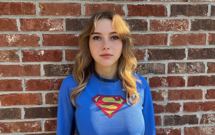 美國性感模特兒 Zoe Moore「無罩雙峰」Cosplay 女超人，網友暴動：拜託 DC 快找她！