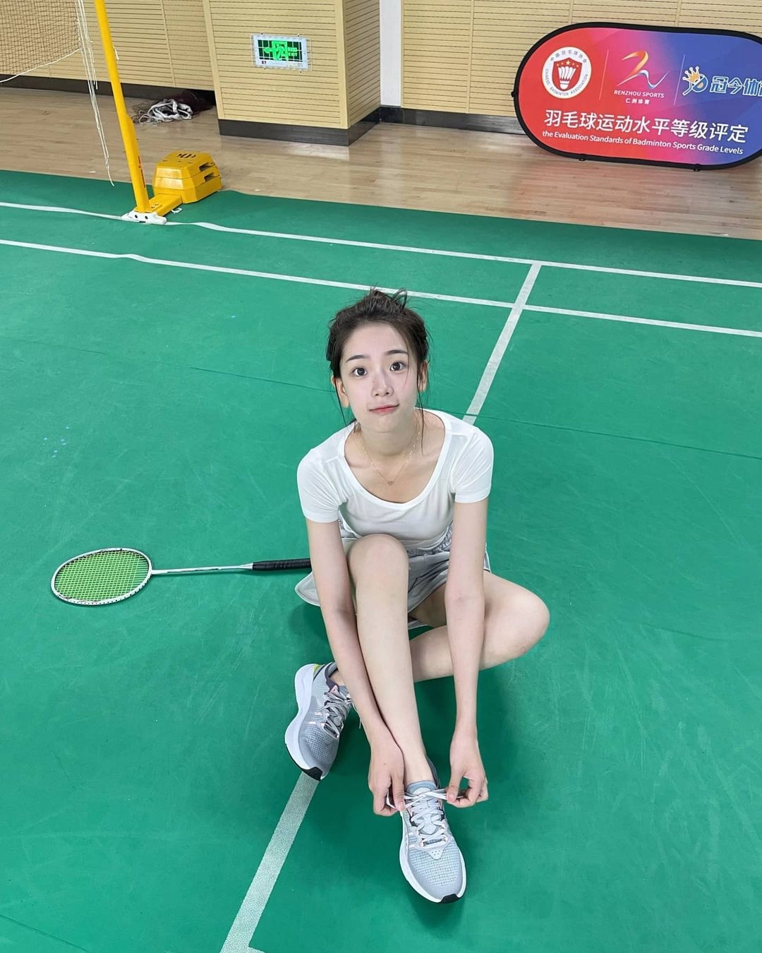 正妹穿「緊身白T + 超短褲」現身羽球場,甜美笑容直接讓人秒戀愛!【野生抓正妹】