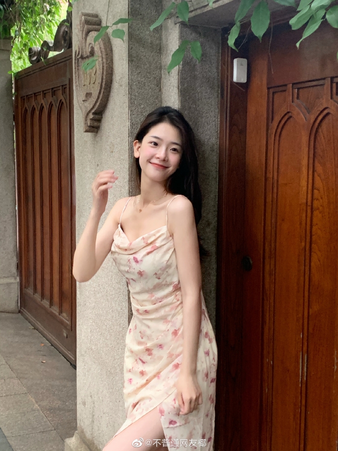 正妹穿「緊身白T + 超短褲」現身羽球場,甜美笑容直接讓人秒戀愛!【野生抓正妹】
