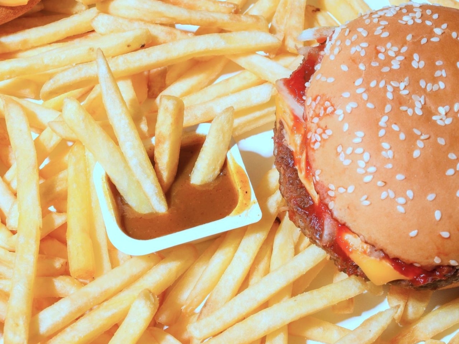 美國麥當勞貴到沒人要吃？品牌 CEO 表示將會「調降部分品項」來刺激消費！