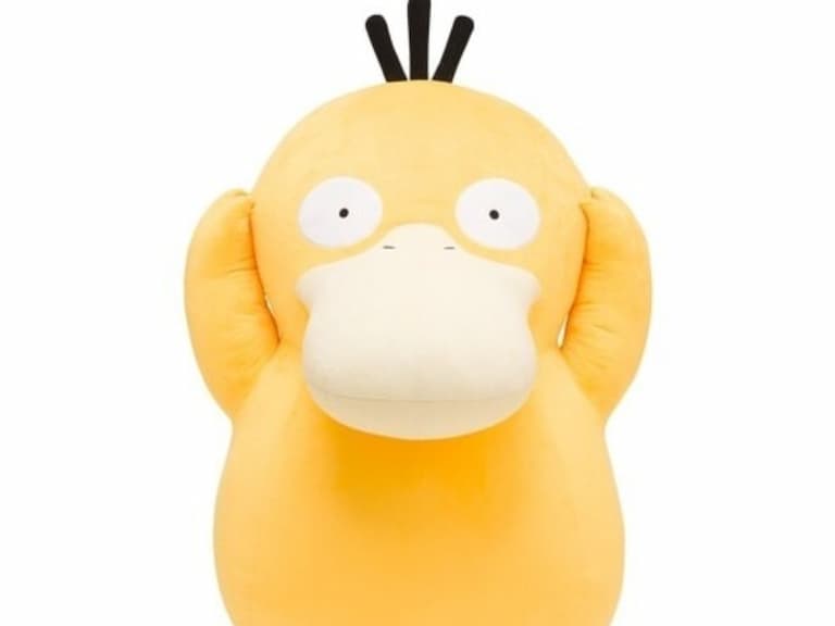 寶可夢 Pokémon 推出 1：1 尺寸「可達鴨玩偶」，呆萌模樣還不快用新台幣收服它！