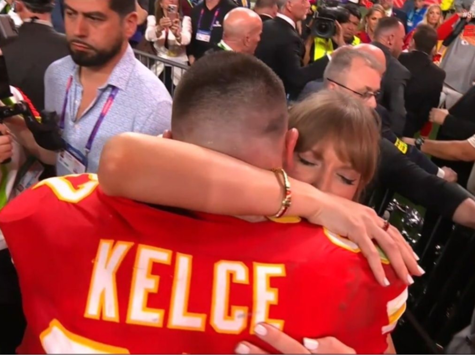 酋長勇奪 NFL 超級盃冠軍 2 連霸，泰勒絲擁抱男友 Travis Kelce 獻上激情擁吻！