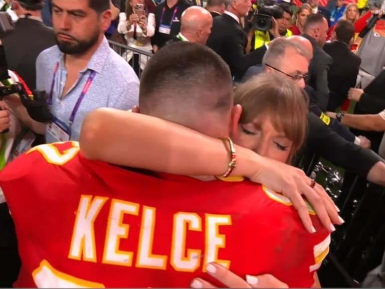 酋長勇奪 NFL 超級盃冠軍 2 連霸,泰勒絲擁抱男友 Travis Kelce 獻上激情擁吻!