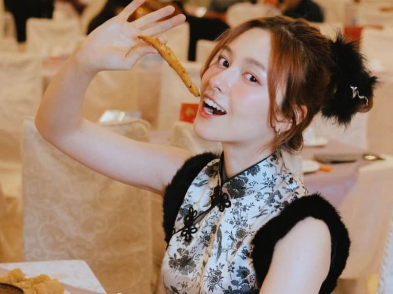 混血正妹 YouTuber 「唄姬」穿超高衩旗袍拜年，性感美臀若隱若現讓人凍未條！【野生抓正妹】