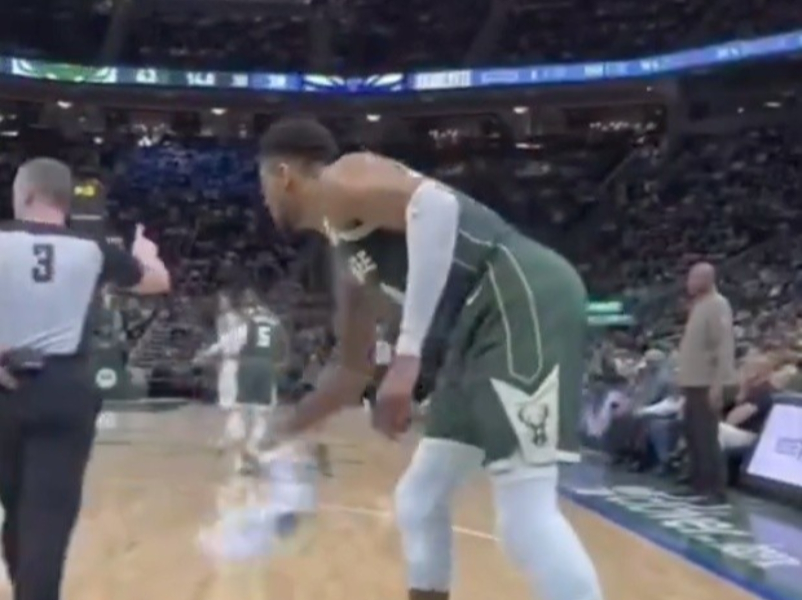 NBA／字母哥 Giannis Antetokounmpo 用毛巾偷襲裁判屁股！網笑：「不會被吹 T 嗎？」