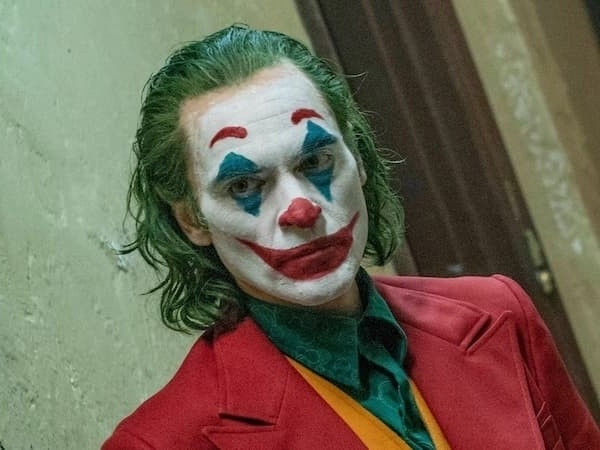 DC《小丑：雙重瘋狂》拍攝預算破億、瓦昆菲尼克斯 Joaquin Phoenix 片酬從 450 萬漲到千萬！