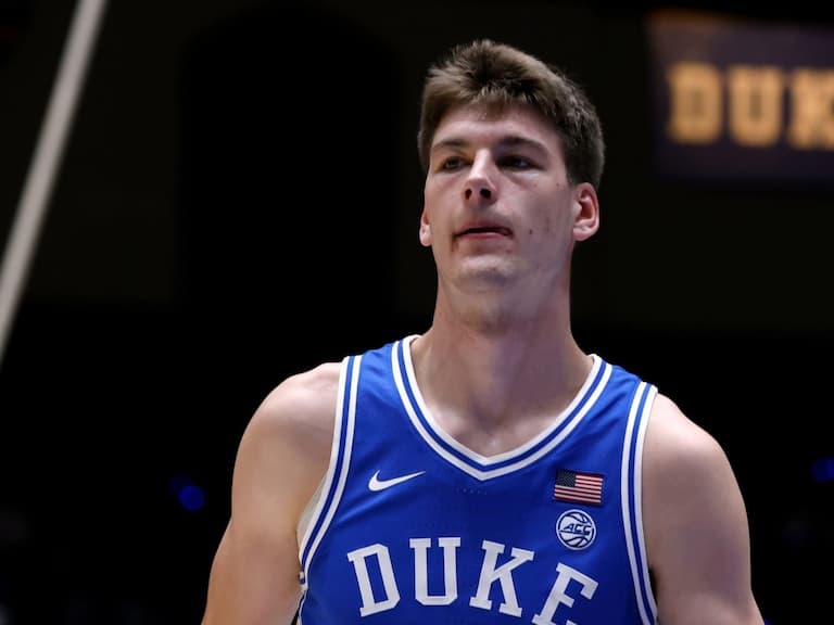 NCAA 球迷衝進場內慶祝,杜克大學球員 Kyle Filipowski 被撞到腳踝受傷遭攙扶離場!