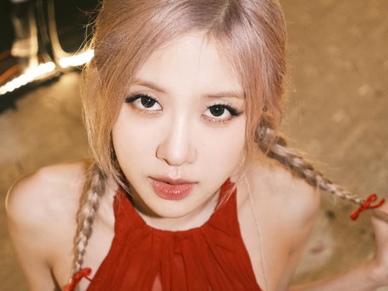 BLACKPINK Rosé 粉絲遭推擠跌倒，「一舉動」引網大讚人品極佳！