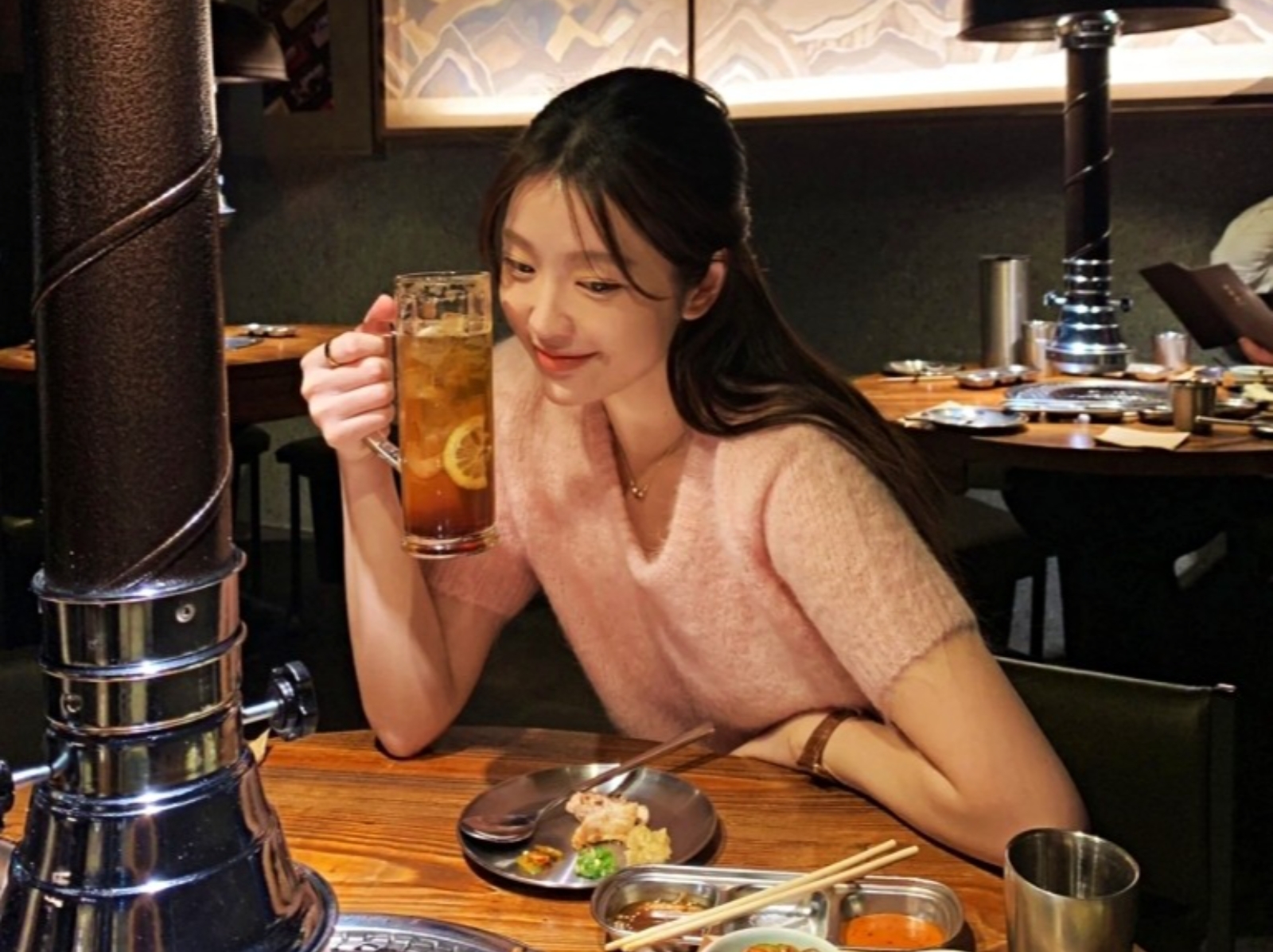韓國餐廳用餐 5 大潛規則：以口就碗、倒酒禮儀⋯這樣做小心被當乞丐！