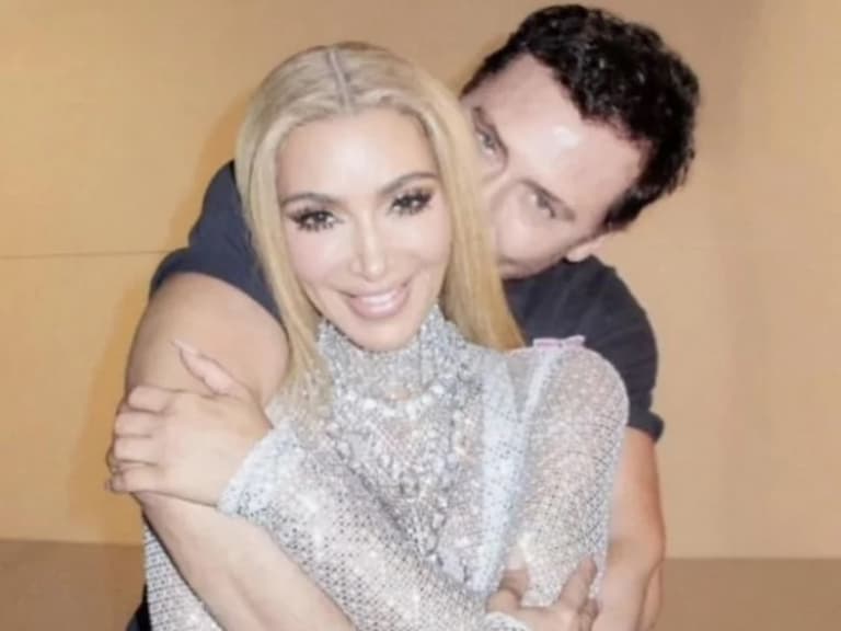 金卡戴珊 Kim Kardashian 顏值再進化！被男人擁抱露甜笑，遭網友酸：「好像外星人！」