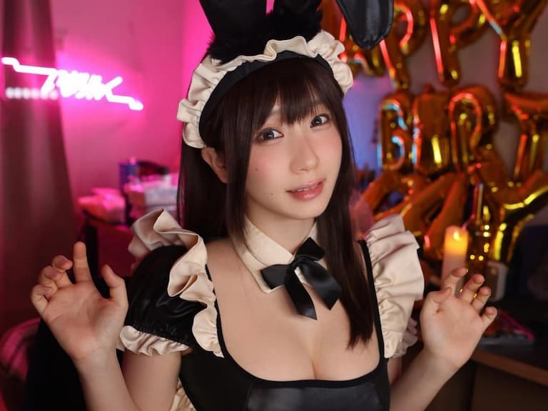 伊織萌「兩大粒」上桌，網友高喊：「沒想過我這輩子會羨慕桌子！」【野生抓正妹】