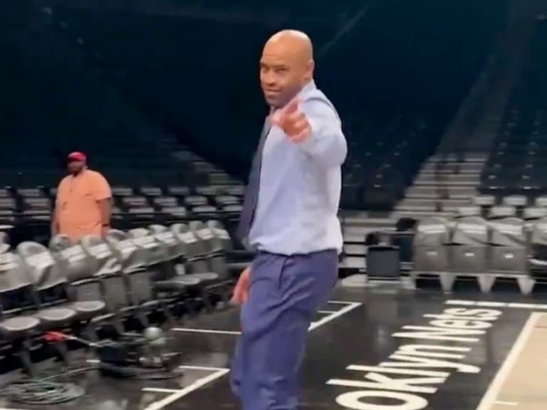 NBA／47 歲 Vince Carter 穿西裝照樣大秀單臂爆扣，「半人半神」不是叫假的！