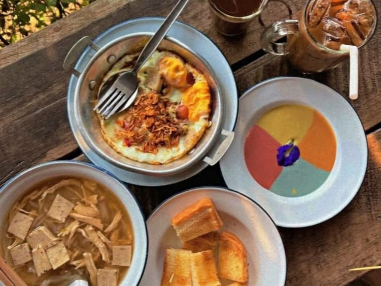 2025 泰國清邁必吃美食推薦：3 元船麵、豐富水果 Brunch⋯潑水節狂歡完就要吃這些！