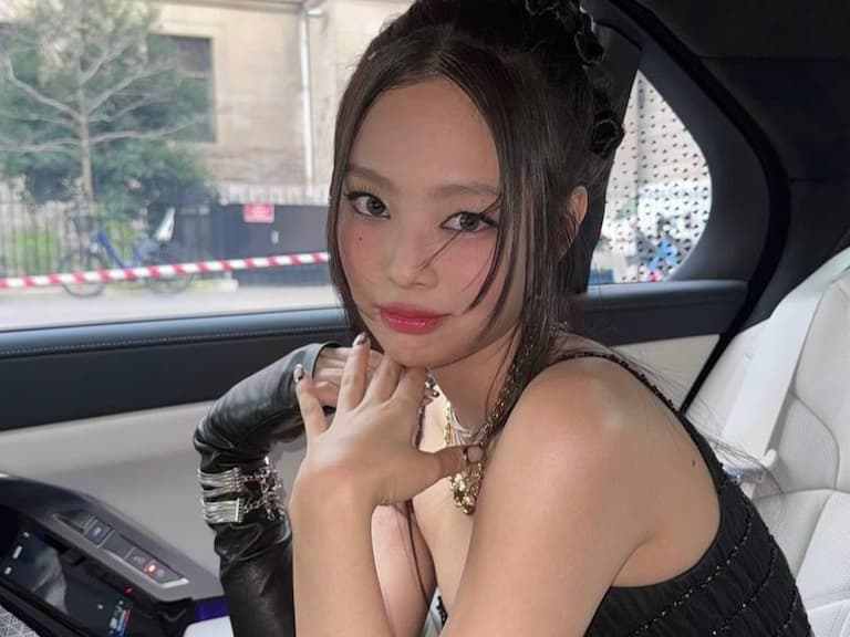 BLACKPINK Jennie 性感亮相巴黎時裝週 Chanel 香奈兒大秀!網讚:「離開 YG 更美了!」