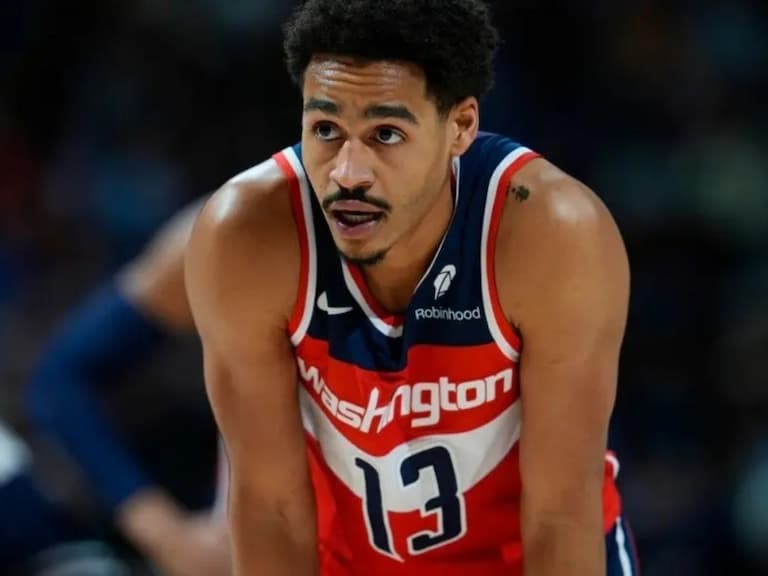 NBA/Jordan Poole 快攻跌倒在地,竟疑似想「坐著投籃」讓場邊球迷都看傻!