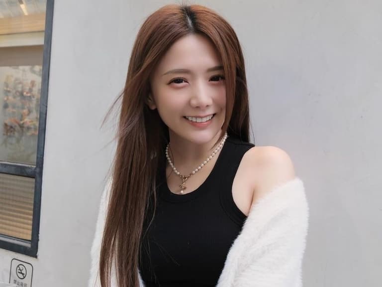 女星解婕翎推出全新寫真！火辣週邊掛軸曝光，網友嗨喊：「這次看起來也是滿實用的！」【野生抓正妹】