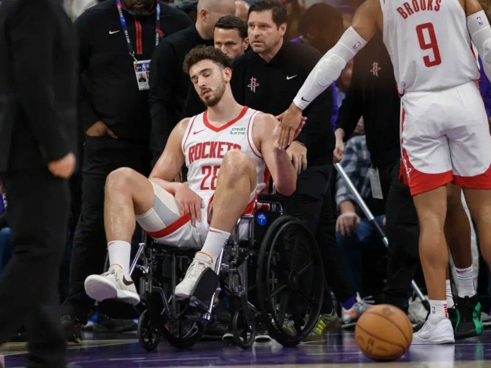 NBA／Alperen Sengun「右膝扭傷」驚悚畫面曝光，坐輪椅提前退場雙手抱頭崩潰！