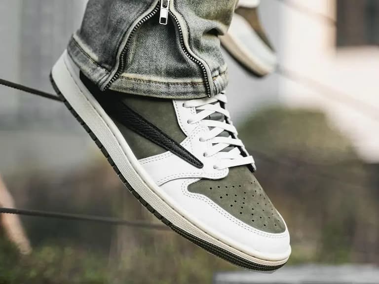 Travis Scott x Air Jordan 1 Low OG "Olive" 最新聯名鞋 2025 年釋出，高清上腳照搶先看！