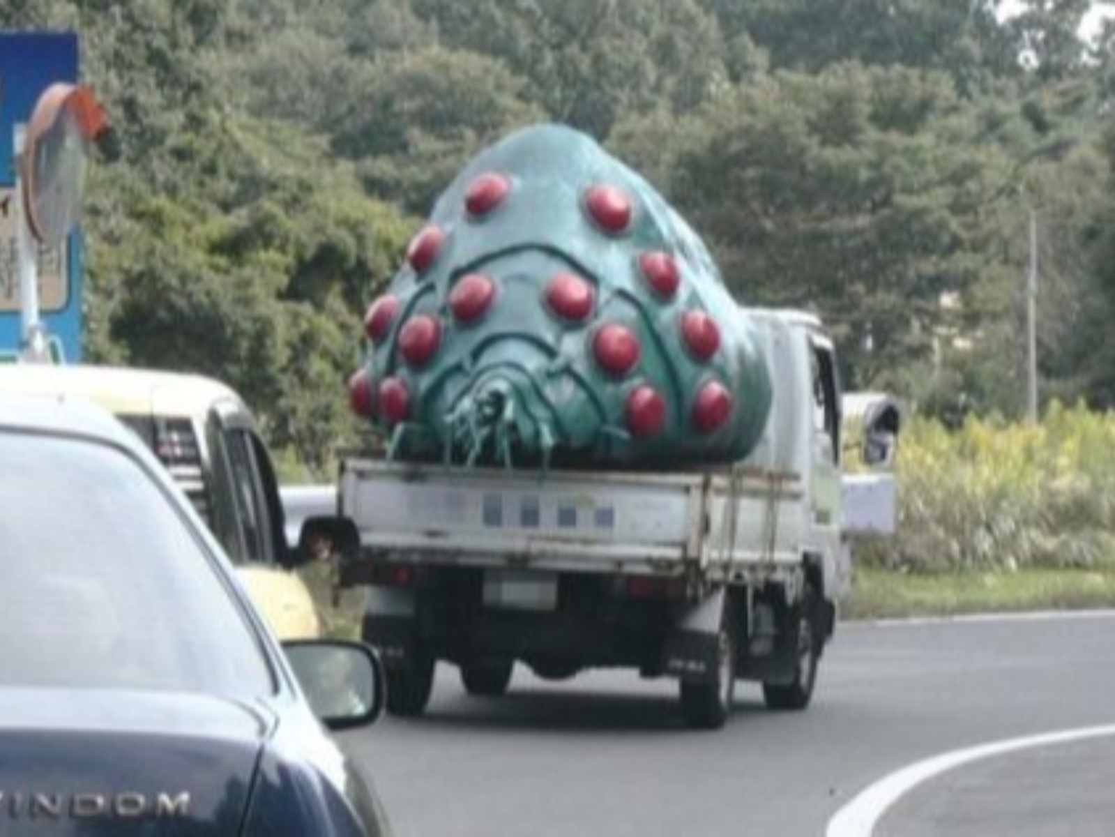 日本網友分享「卡車載小王蟲」的照片，有趣畫面吸引超過 370 萬次觀看！