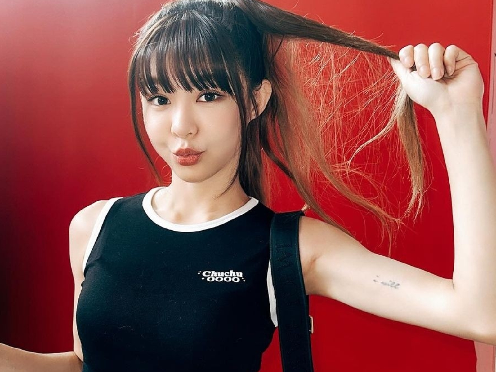 Yuri 透明罩衫洩出熱辣曲線！加碼「五大火辣瞬間」實在叡不可擋！【野生抓正妹】