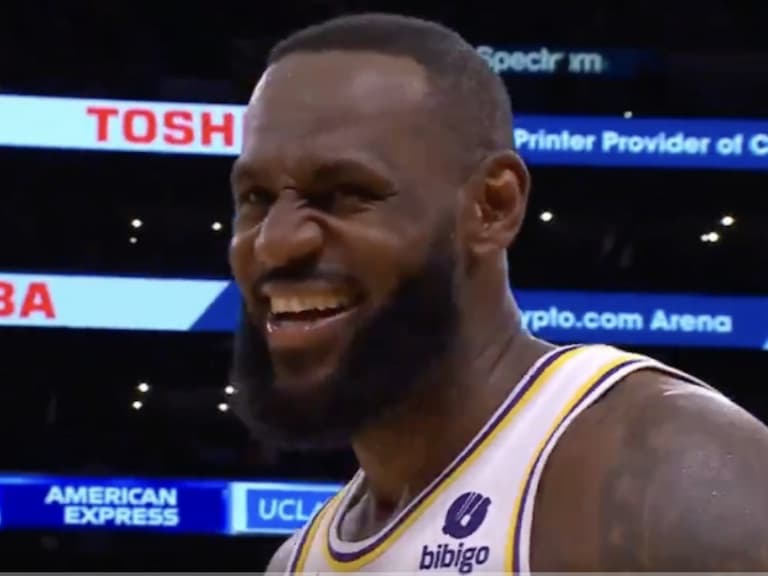 NBA/湖人主場計時器連續 5 回合「跑不動」故障,詹皇氣到砸球+苦笑!