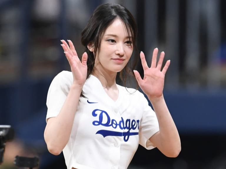 「韓國影后」全鐘瑞擔任 MLB 洛杉磯道奇首爾熱身賽開球嘉賓,緊身瑜珈褲大秀曼妙身材引網議!