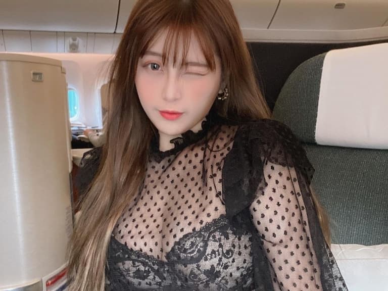 網紅 Yumi.k 觀看 IVE 演唱會不慎摔慘「這東西」秒噴飛，引網熱議：「別怕，妳有氣囊！」【野生抓正妹】