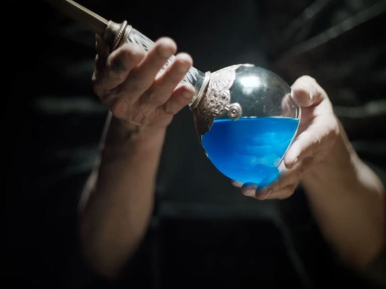 《沙丘：第二部》Dune：Part 2 「生命之水」成分曝光，外媒爆劇組採用 UV 伏特加製作！