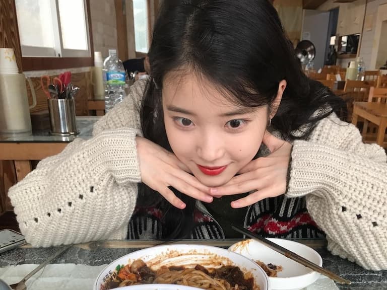 IU 李知恩自曝吃東西「一口咬 150 下」，遭牙醫警告：「已經有負面影響了！」