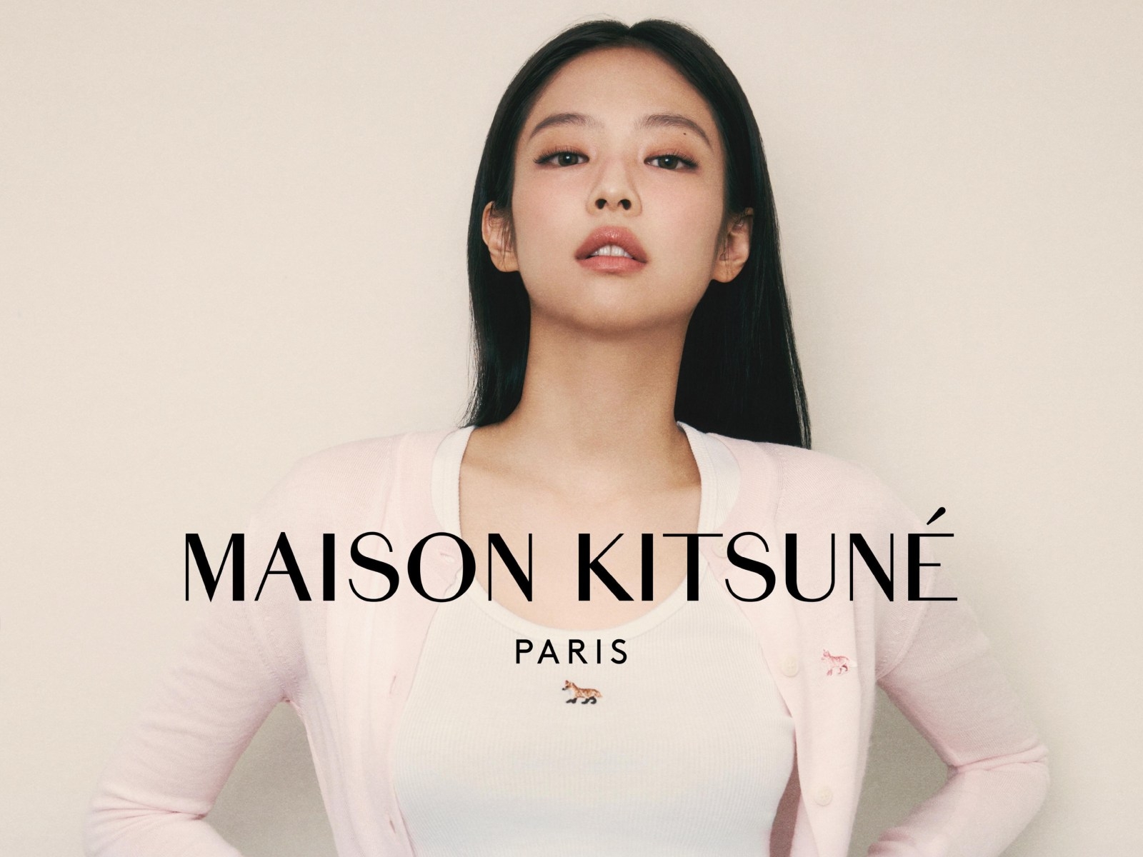 BLACKPINK Jennie  與「法國時尚小狐狸」Maison Kitsuné 展開全新合作！擔任 2024 春季 Baby Fox 系列形象繆思！