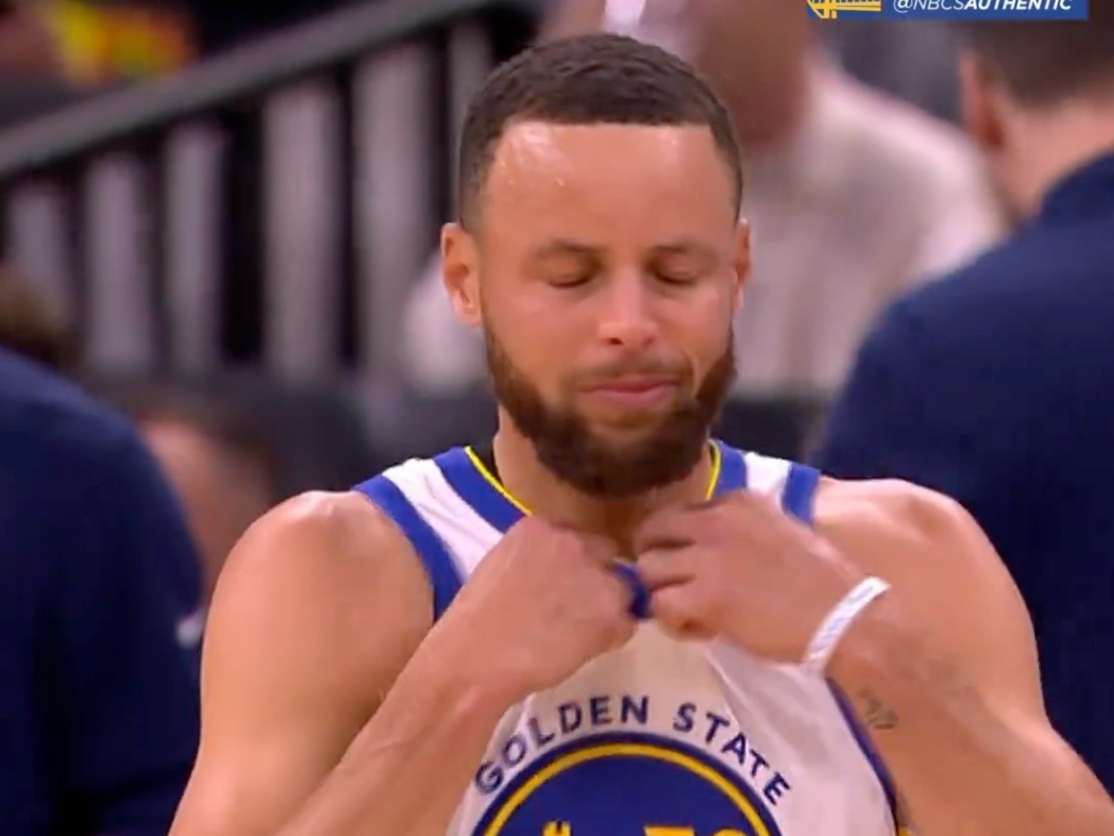 NBA／Stephen Curry 因 Draymond Green 遭驅逐崩潰泛淚，飆進致勝三分球怒踹椅子！