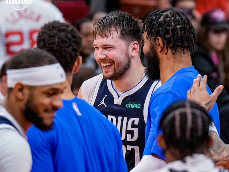 NBA/Luka Doncic 透過「球場大螢幕」完成高難度擦板投籃,神奇進球讓球迷都看傻!
