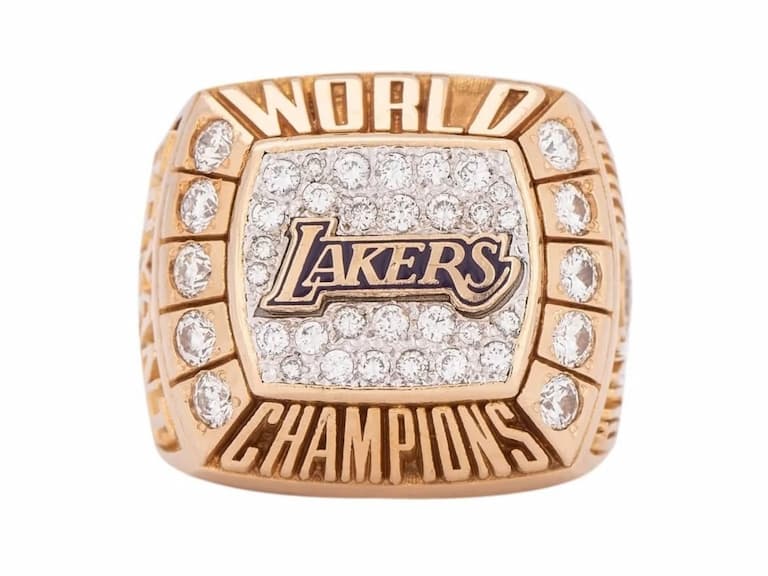 NBA／Kobe Bryant 生涯首枚冠軍戒指拍賣價格逼近 3 千萬，打破歷史最貴紀錄！