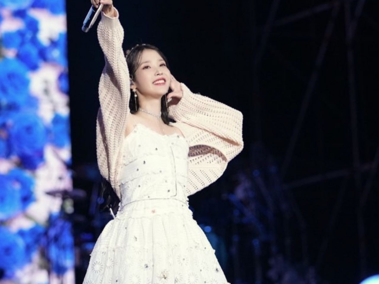 南韓人氣歌手 IU 台北小巨蛋開唱，黃牛票竟喊到「2 張 5 萬元」引熱議！