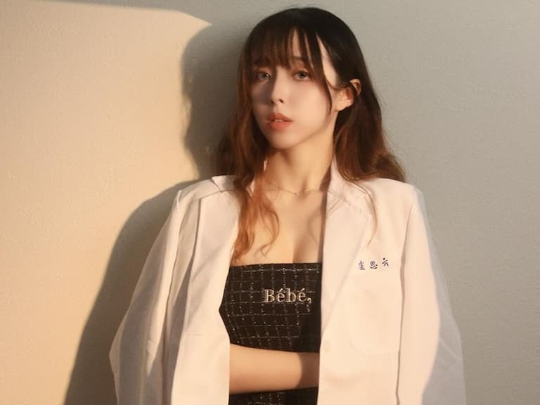 滑雪正妹 Holly 雪地只穿比基尼辣翻！身分神出居然是醫學系高材生！【野生抓正妹】