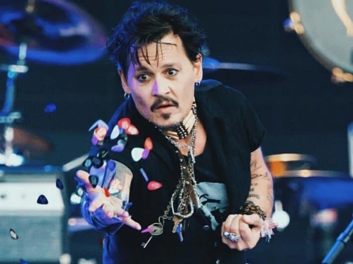 強尼戴普 Johnny Depp 近況遭音樂製作人批評是最糟糕的吉他手！還是當演員就好：「排練有夠恐怖！」