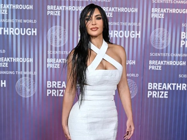 金卡戴珊 Kim Kardashian 出席活動，一頭溼答答髮型亮相遭酸：「昨天沒洗頭？」