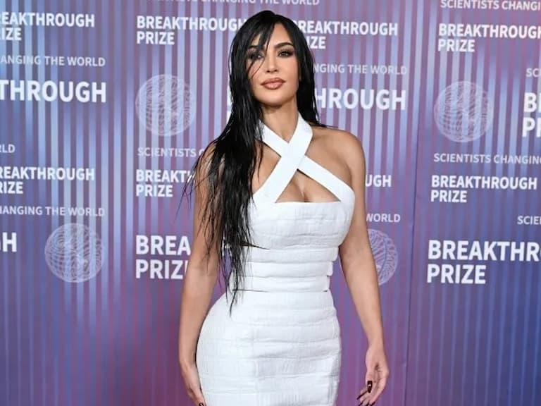 金卡戴珊 Kim Kardashian 出席活動，一頭溼答答髮型亮相遭酸：「昨天沒洗頭？」