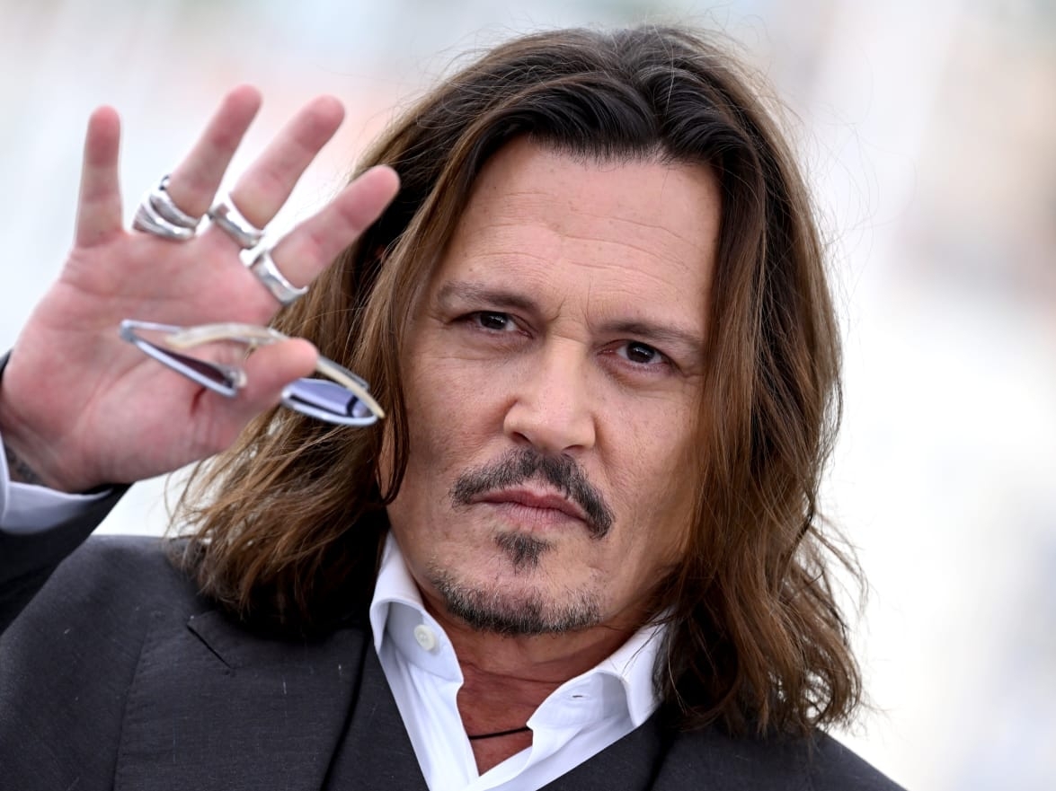 60 歲強尼戴普 Johnny Depp 招牌長髮沒了！清爽造型引粉期待：「要拍電影了嗎？」