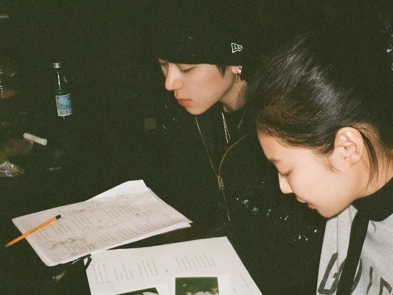 BLACKPINK Jennie、Zico 合作引熱議！開公司後邀約不斷，粉絲痛批：「YG 拖累她！」
