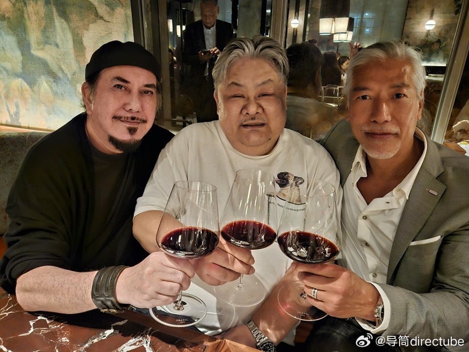 張耀揚近況罕見露面！黃秋生曬「港片三巨頭」合照，勾起《古惑仔》回憶殺！