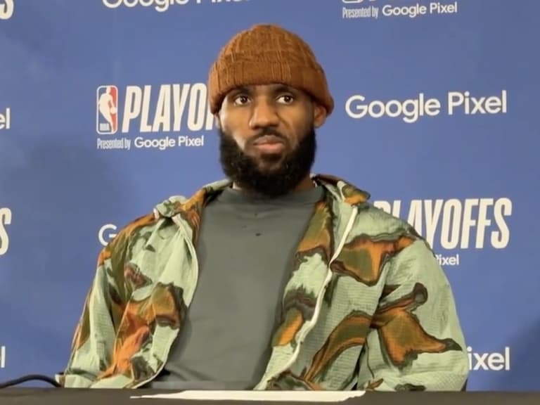 NBA／D'Angelo Russell 被打臉卻改判沒犯規，詹皇怒：「我們要他 X 的要回放中心幹嘛？」