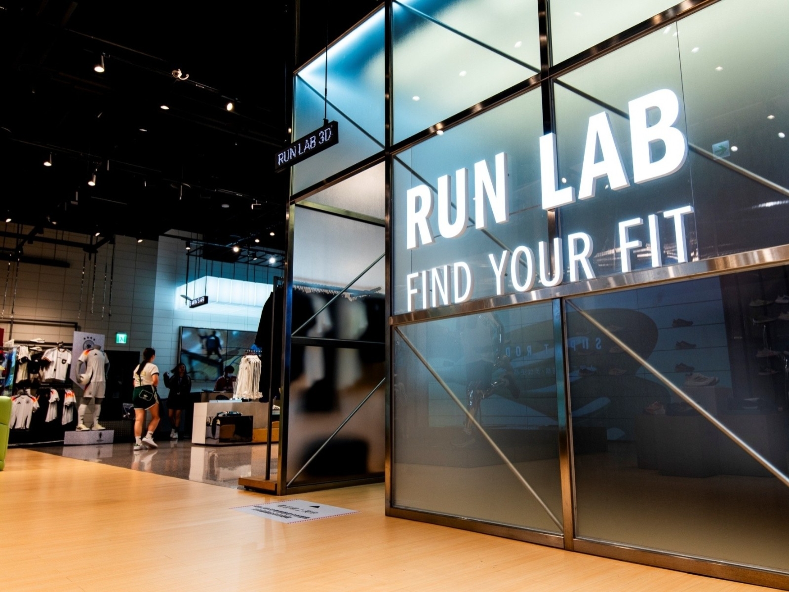 解密你的跑者DNA！adidas打造全台首座RUN LAB，全新3D動態跑姿分析，全方位捕捉跑者動能，專人全方位解析，找到專屬於你的命定跑鞋！