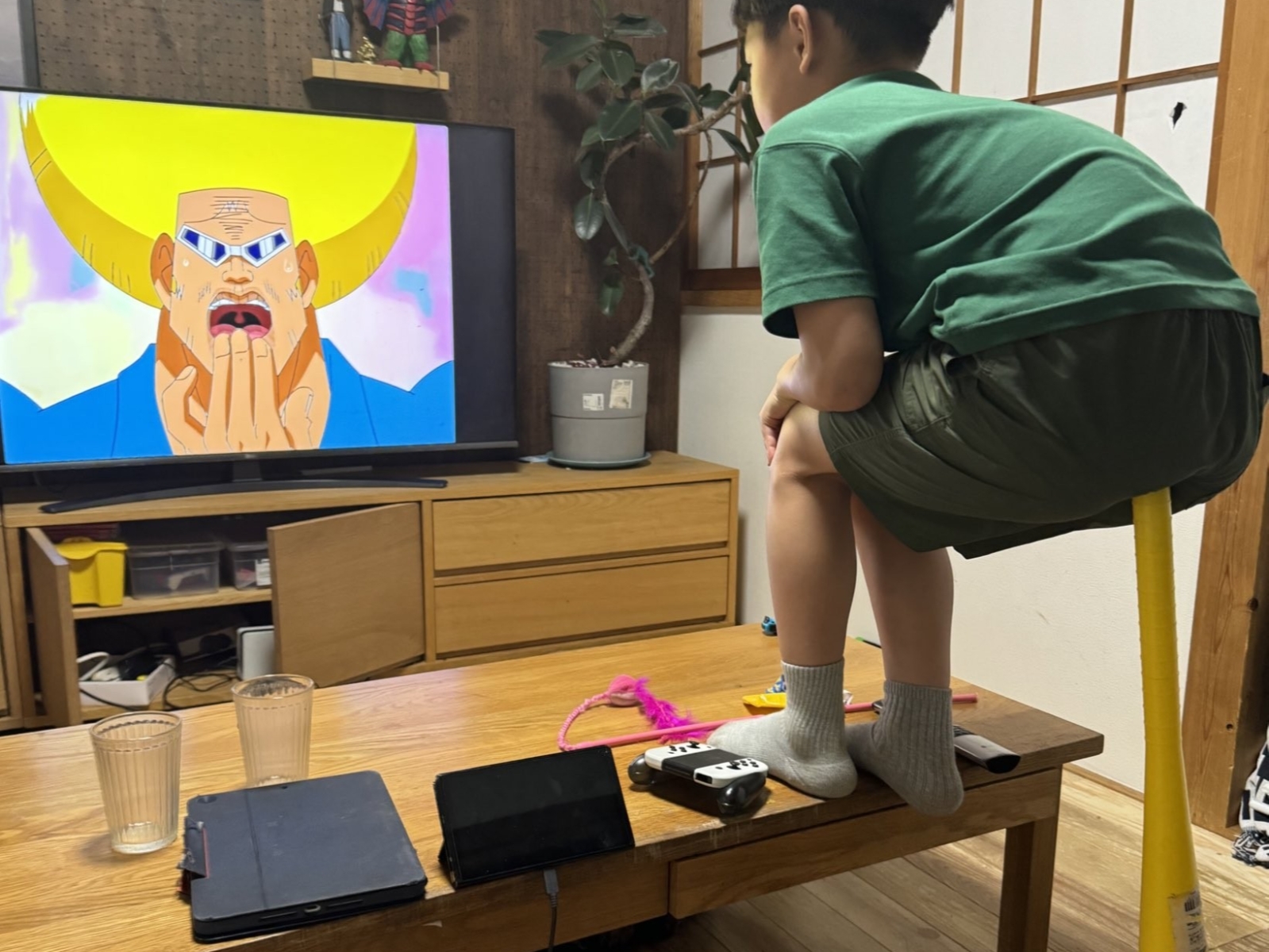 日本男童以「超獵奇坐姿」看搞笑動漫《鼻毛真拳》，短短幾天就吸引超過 1500 萬人觀看！