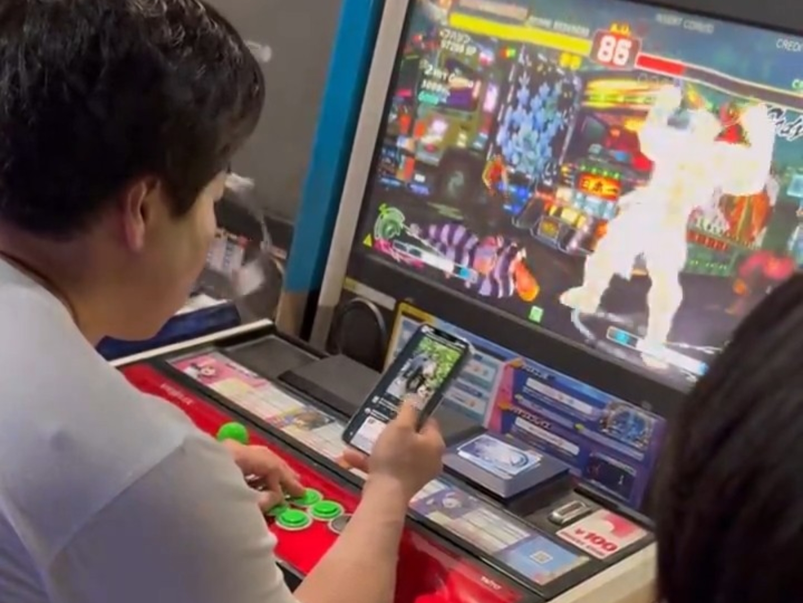 日本電玩神人玩《終極快打旋風4》竟然「邊滑手機邊打街機」，還在滿血狀態下 KO 對手引熱議！