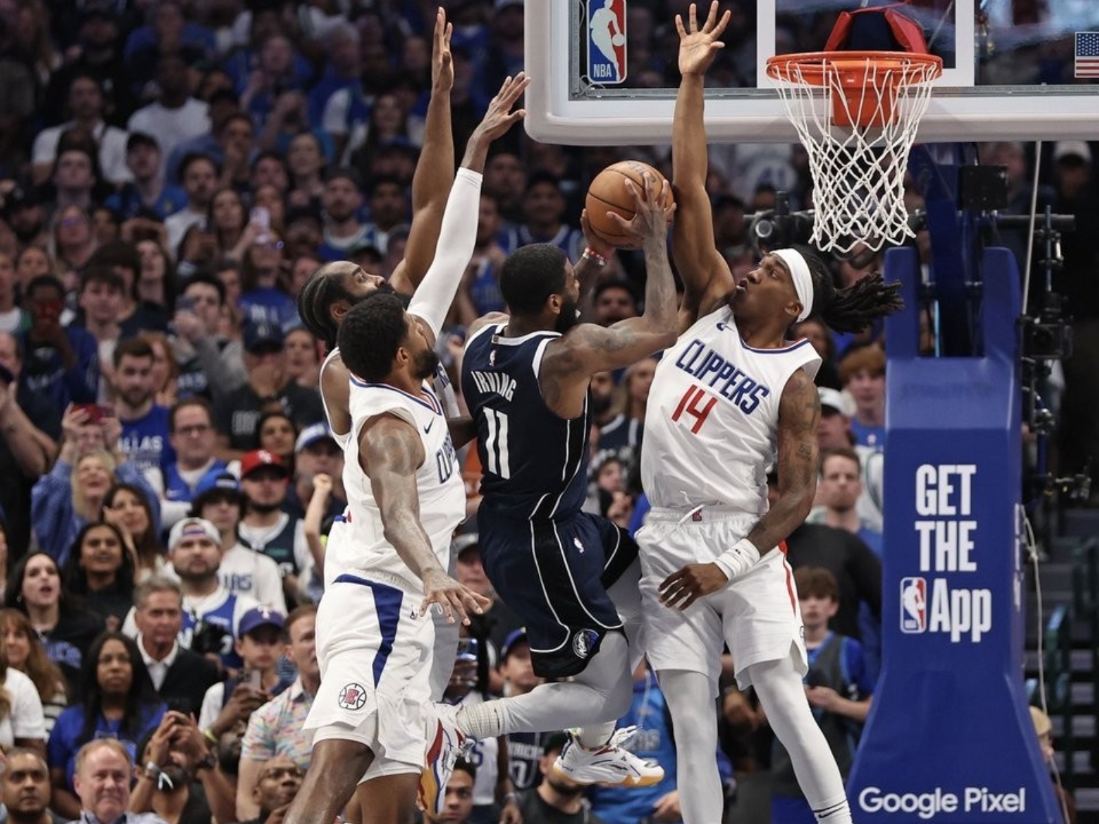 NBA／Kyrie Irving 極限上籃「空中閃過 3 人封阻」得分讓球迷陷入瘋狂！