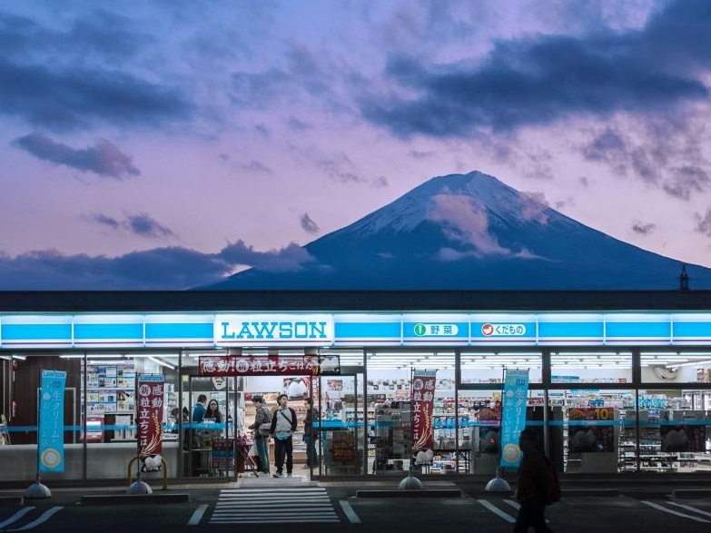 日本富士山 Lawson 裝黑幕不給拍！遊客亂象頻傳，政府怒了！