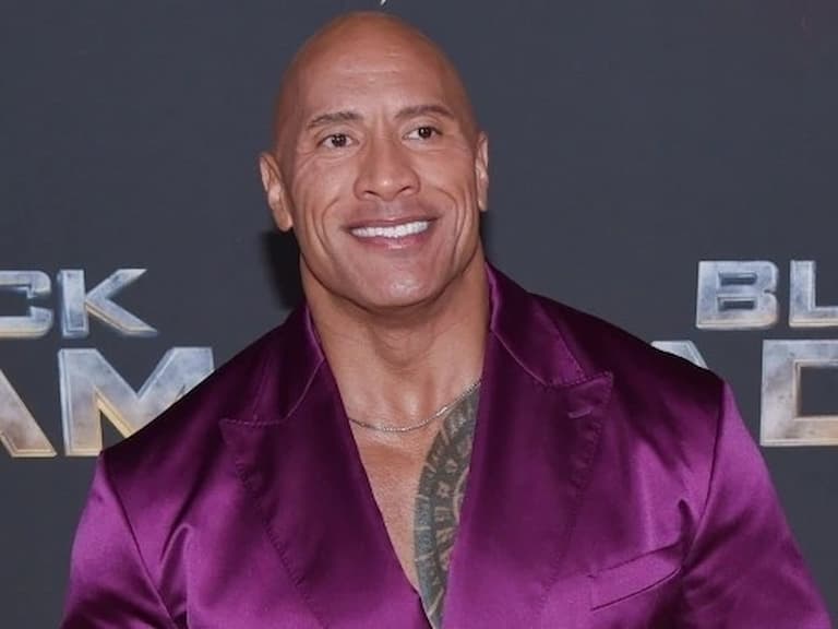 巨石強森 Dwayne Johnson 遭劇組爆料寧願尿瓶子裡，也不願走到廁所上！
